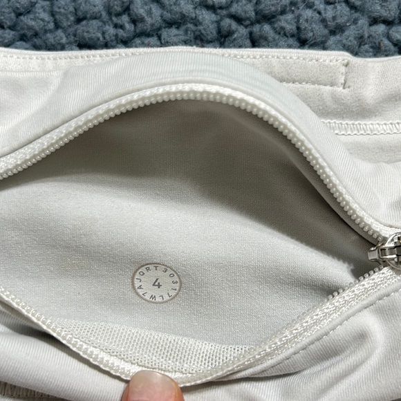 lululemon size 4 speed up low rise lines white shorts (2.5 inch) - Picture 4 of 4